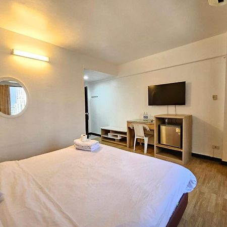 Crown Bts Nana Hotel Bangkok Exteriör bild