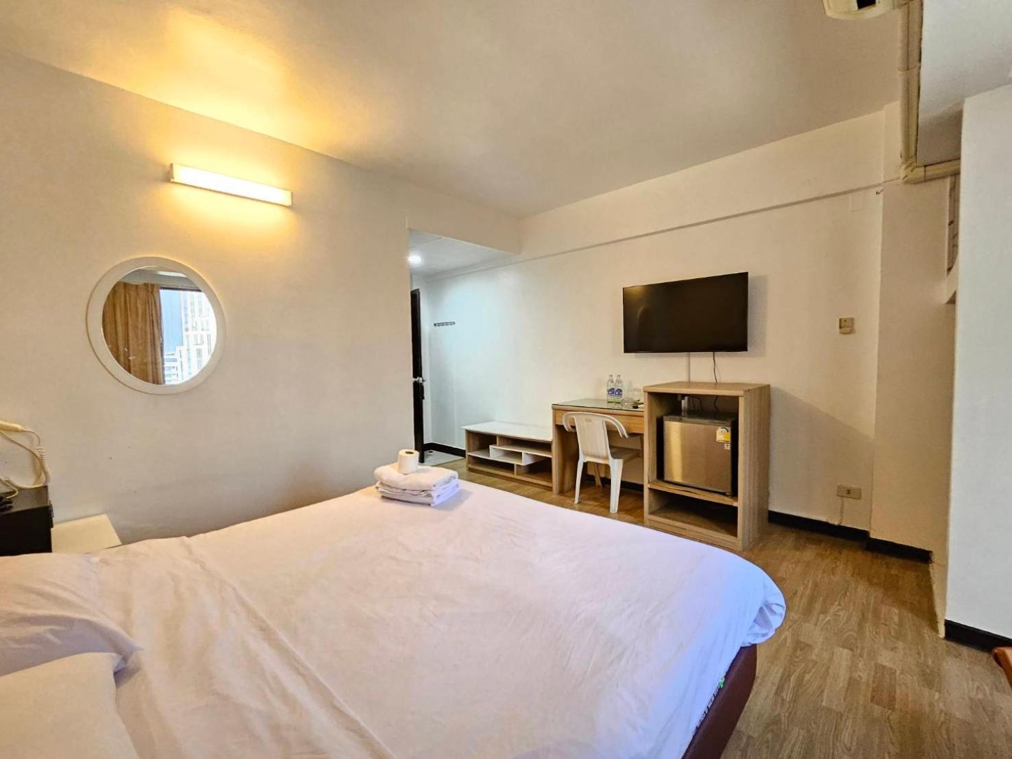 Crown Bts Nana Hotel Bangkok Exteriör bild