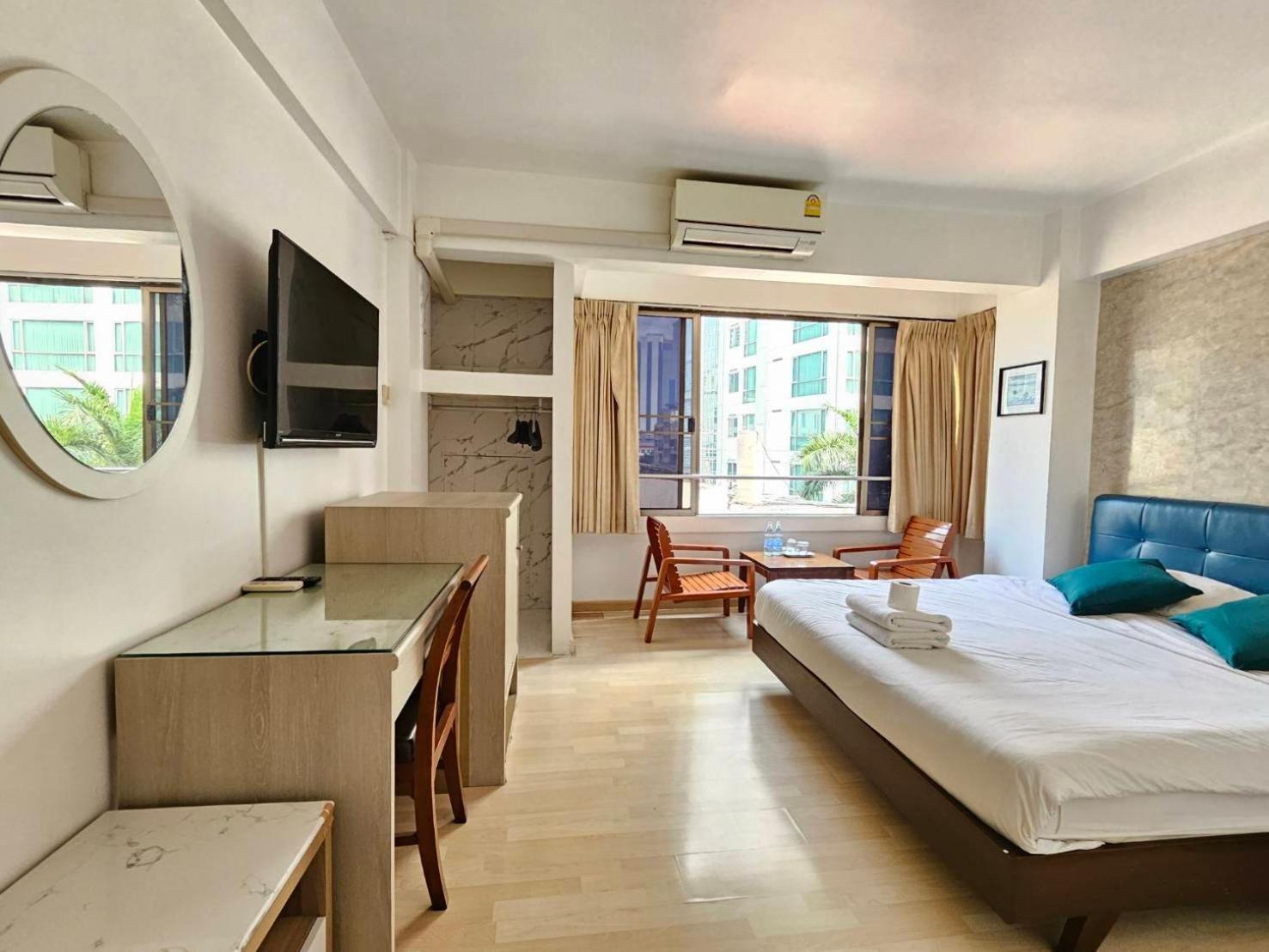 Crown Bts Nana Hotel Bangkok Exteriör bild