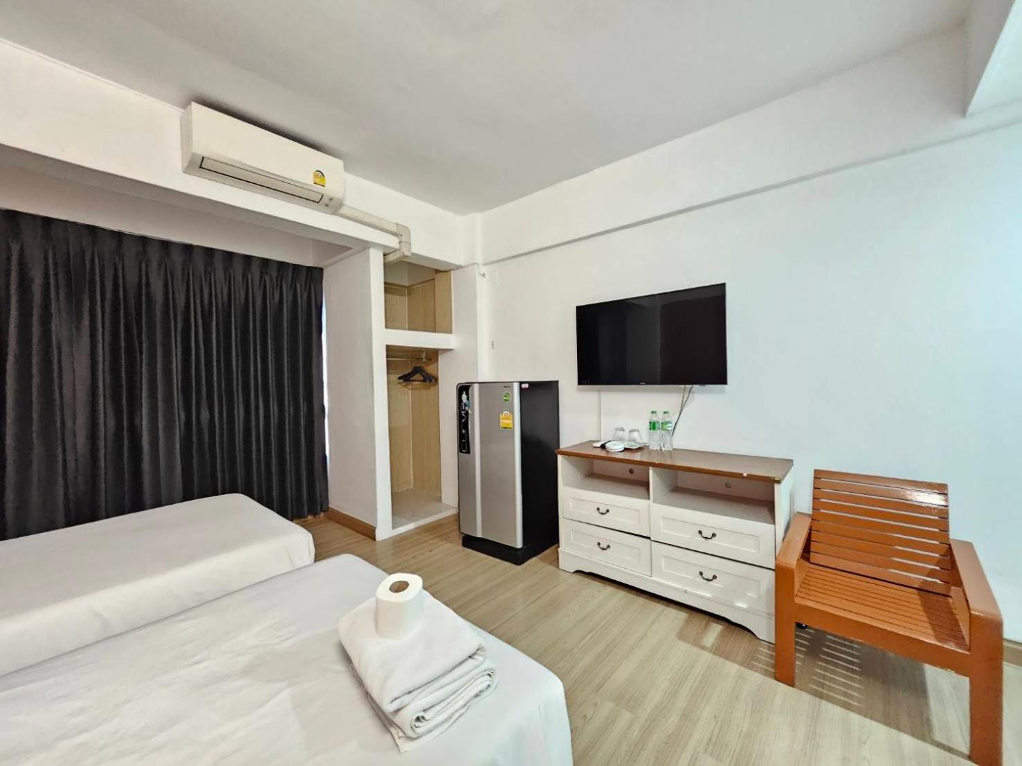 Crown Bts Nana Hotel Bangkok Exteriör bild