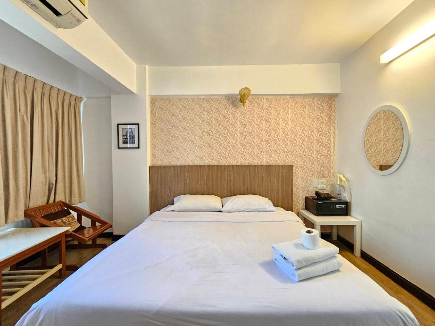 Crown Bts Nana Hotel Bangkok Exteriör bild