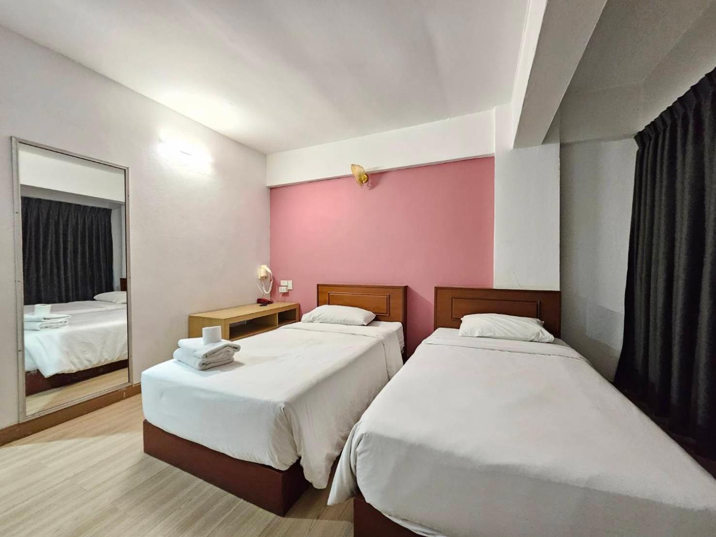 Crown Bts Nana Hotel Bangkok Exteriör bild