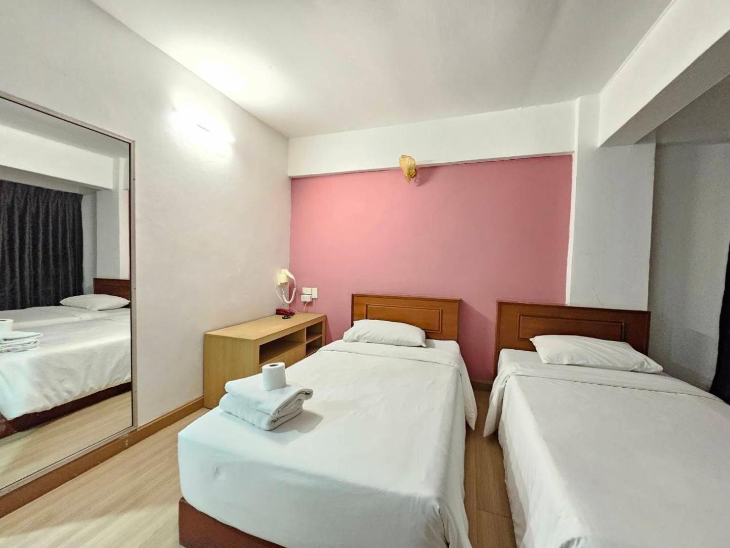 Crown Bts Nana Hotel Bangkok Exteriör bild