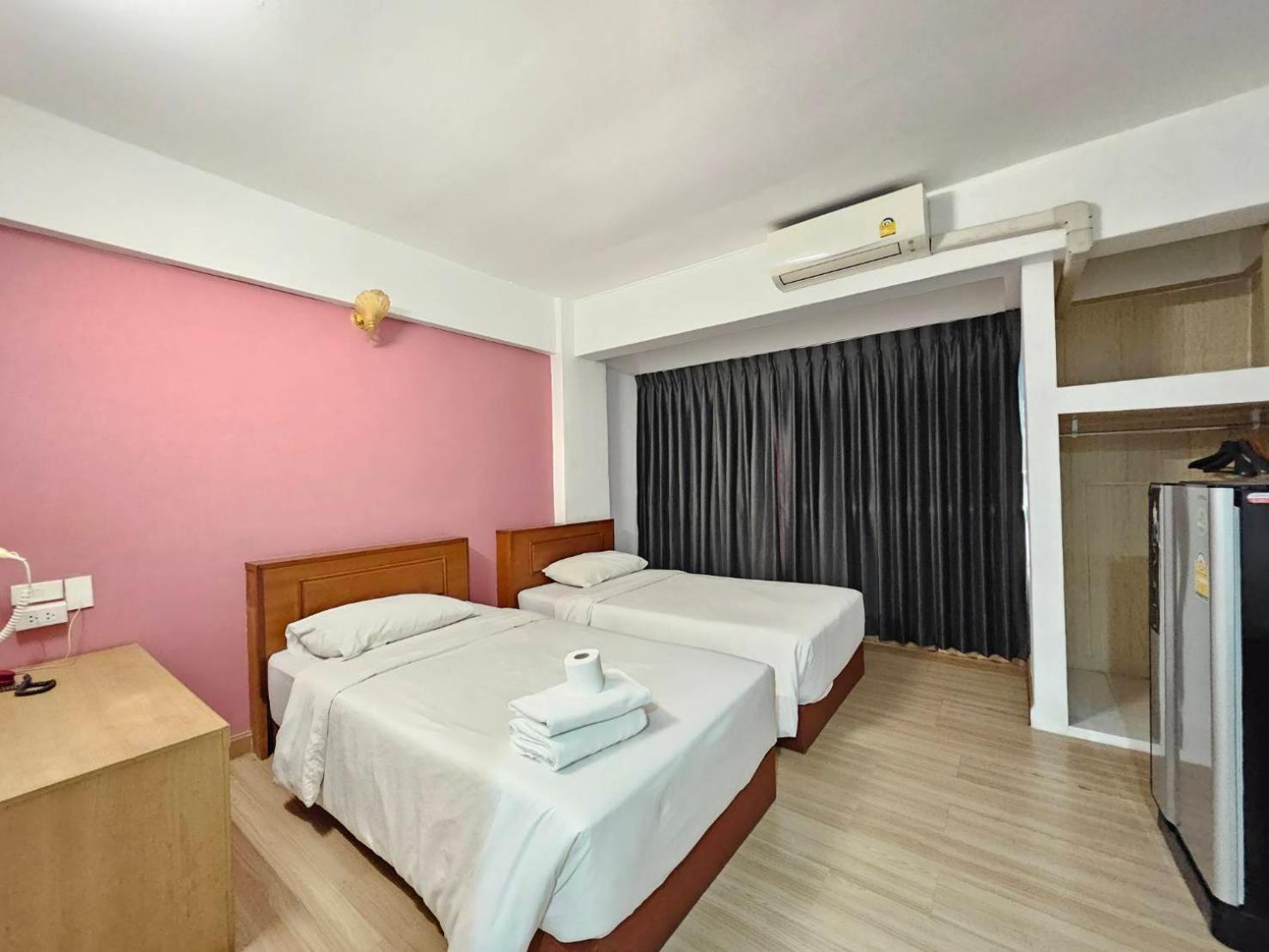 Crown Bts Nana Hotel Bangkok Exteriör bild